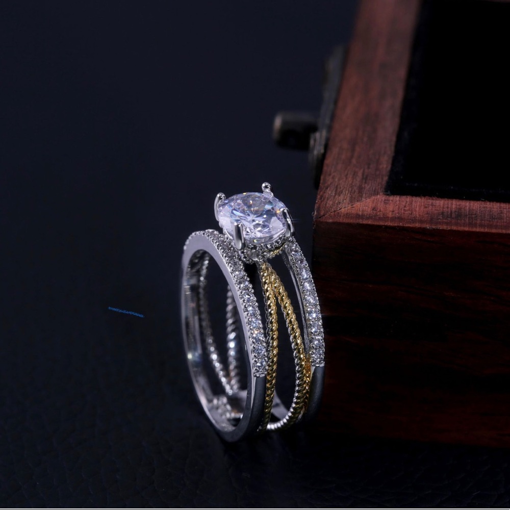✨Stunning Two Toned Ring ✨ - Picture 6 of 8